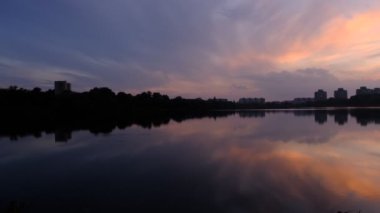 Sonbahar, sarı yapraklar ve gölle parka düşer..