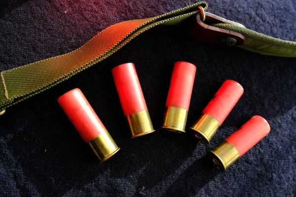 Sörétes Puska Lövedékek Egy Fekete Felületen Lőszer Kaliberű Sima Csövű — Stock Fotó