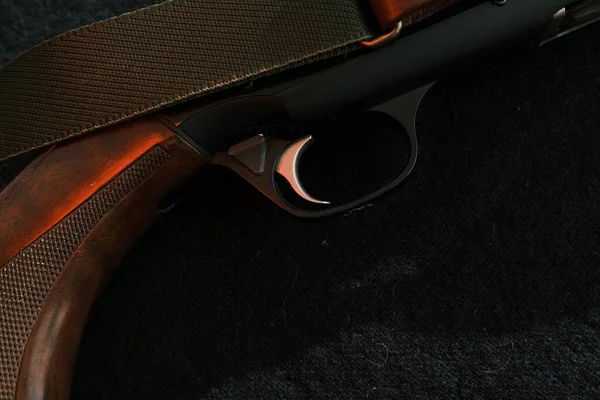 Disparador Rifle Sobre Fondo Negro Con Relámpago Rojo —  Fotos de Stock