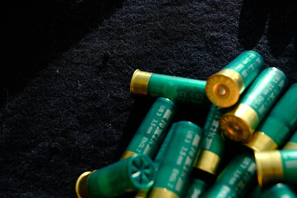 Sörétes Puska Lövedékek Egy Fekete Felületen Lőszer Kaliberű Sima Csövű — Stock Fotó