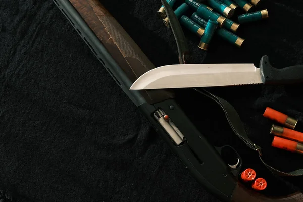 Όπλο Μαύρο Ύφασμα Μαχαίρι Τουφέκι Όστρακα Πάνω Όψη Κάτοψη Μαχαιριού — Φωτογραφία Αρχείου