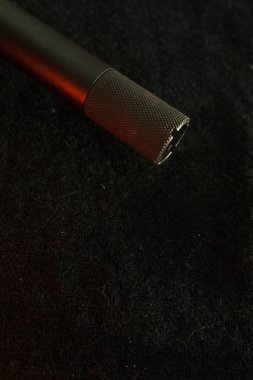 Tüfek namlusu. Av tüfeği - makro atış. Namlunun ucunda siyah bir bez var. Av tüfeği..