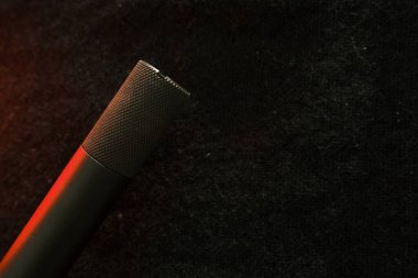 Tüfek namlusu. Av tüfeği - makro atış. Namlunun ucunda siyah bir bez var. Av tüfeği..