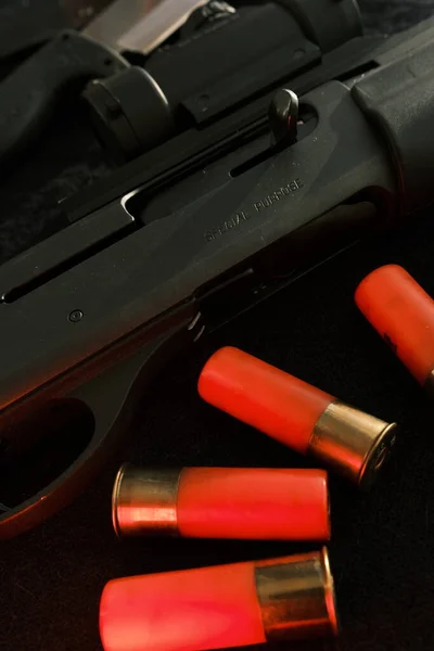 Arma Sobre Pano Preto Faca Rifle Conchas Vista Superior Vista — Fotografia de Stock