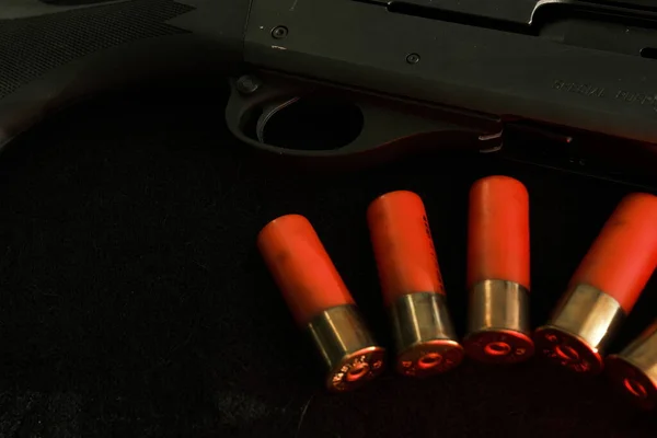 Acionador Rifle Fundo Preto Com Relâmpago Vermelho Com Cartuchos Shotgun — Fotografia de Stock