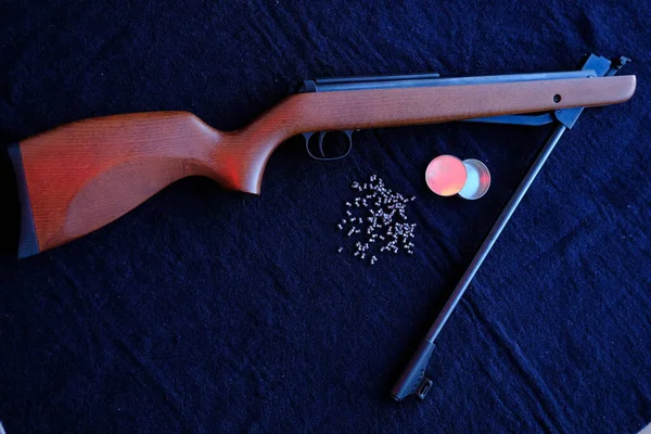 Гвинтівка Розбивається Навпіл Повітряними Кульками Полювання Тканину Темного Фону — стокове фото