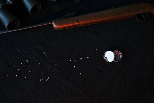 Гвинтівка Повітряними Кульками Полювання Тканину Темного Фону — стокове фото