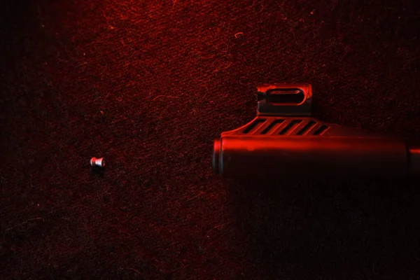 Lőfegyver Levegővel Pellet Vadászat Ruhán Sötét Háttér Piros Fény Megvilágítása — Stock Fotó