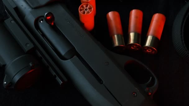 Arma Sobre Pano Preto Lanterna Faca Rifle Conchas Vista Superior — Vídeo de Stock