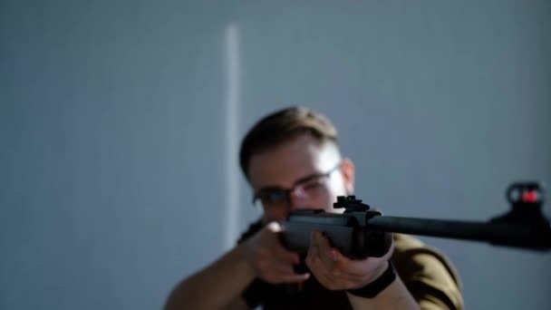 Jeune Homme Lunettes Regarde Dans Fusil Air Comprimé Cherche Des — Video