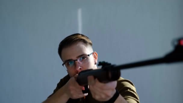 Giovane Uomo Occhiali Guarda Con Obiettivo Pistola Aria Compressa Cercare — Video Stock