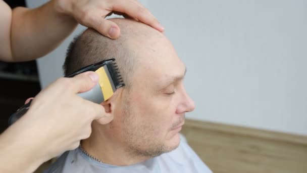 Uomo Che Taglia Capelli Con Macchina Casa Taglio Capelli Corto — Video Stock