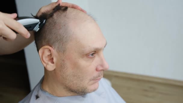 男人在家里用机器剪头发 — 图库视频影像