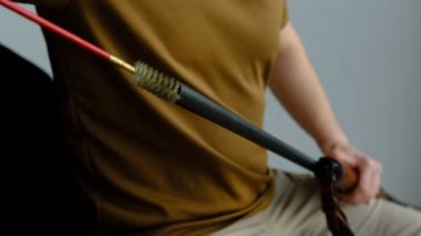 Bir silah ustasının namlusunu ramrod fırçasıyla temizleyin..