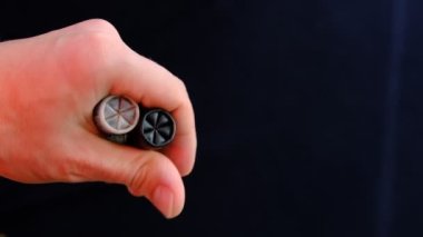 Adam elinde yeni av fişeklerini döndürüyor. Birinci Şahıs Görünümü. - Yakın çekim. Bir elinde av fişekleri gösteren bir adam.