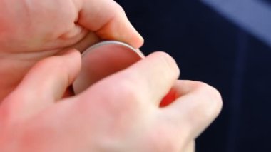 Aydınlatmak için elinde kırmızı ışık bulunan havalı tüfek topları. Elinde havalı tüfek mermilerini gösteren bir adam..