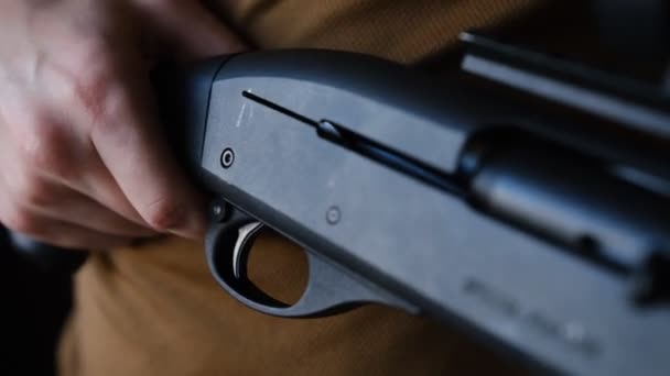 Primer Plano Inspección Rifle Finger Libera Seguridad Escopeta Imita Disparo — Vídeo de stock
