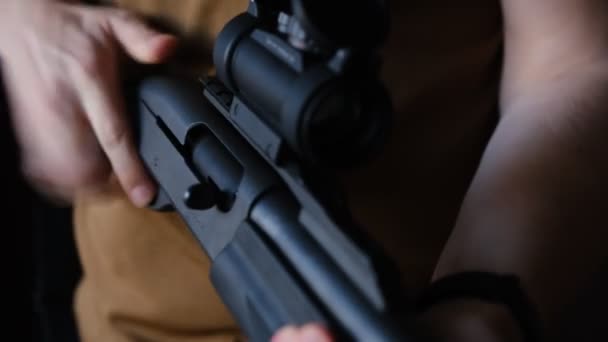 近距离检查来复枪和装载武器 男子检查来复枪的快门 霰弹枪枪机 — 图库视频影像