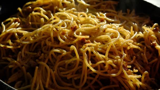 Гаряча Спагетті Парою Паста Подрібненою Свининою Готується Сковороді — стокове відео