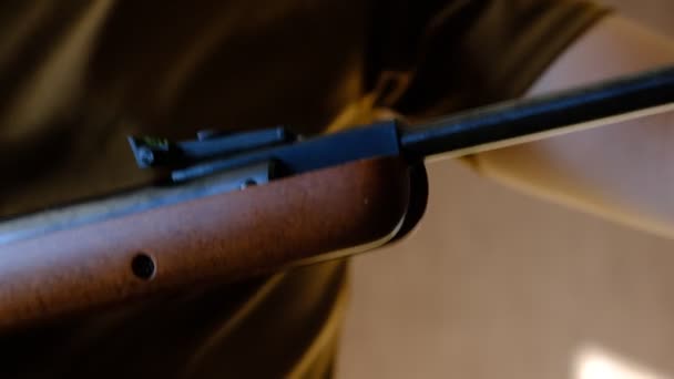 Человек Показывает Заряжать Пневматический Пистолет Темно Коричневом Фоне Концепция Охоты — стоковое видео