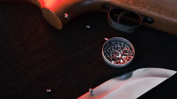 손전등을 사용하여 칠흑같은 배경에서 사냥을 공기총을 가지고 추락하는 공기총 — 비디오