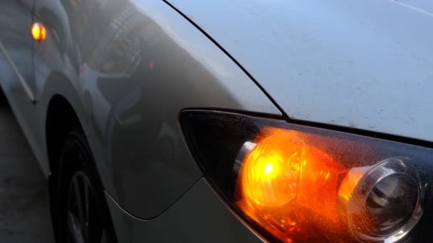 Autó Villogó Vészhelyzeti Sárga Lámpák Elölről — Stock videók