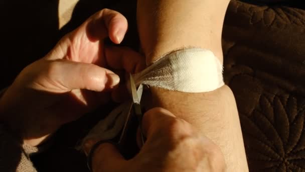 Pleister Wordt Verwijderd Injectie Door Oude Vrouwenhanden Van Verpleegster Bloedvlek — Stockvideo