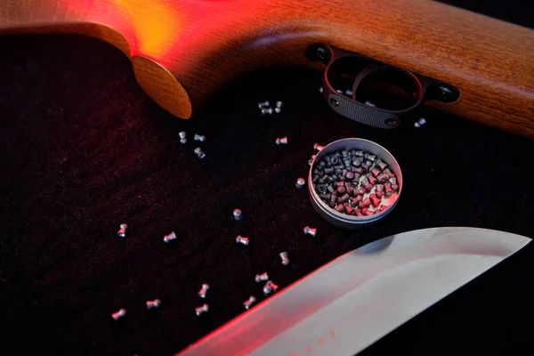 Pistola Espingarda Gatilho Com Pelotas Faca Para Caça Pano Fundo — Fotografia de Stock