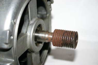 Çamaşır makinesinden gelen elektrikli motor makarası beyaz arkaplana yakın plan