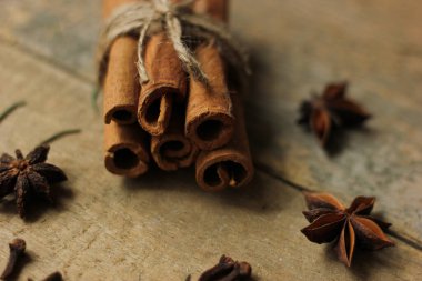 Tarçın çubukları stüdyosu ahşap arka planda izole