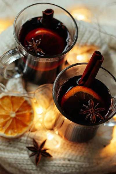 Heißer Weihnachtsglühwein Mit Zimt Kardamom Und Anis Auf Holzgrund — Stockfoto