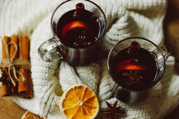 Heißer Weihnachtsglühwein Mit Zimt Kardamom Und Anis Auf Holzgrund — Stockfoto