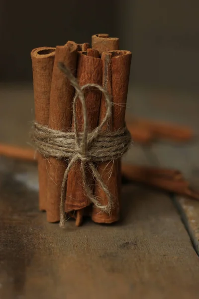 Tarçın çubukları stüdyosu ahşap arka planda izole