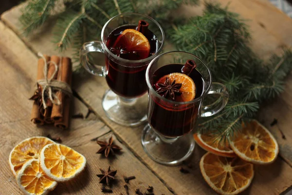 Vasos Vino Tinto Con Especias Mesa Con Palos Canela Fondo — Foto de Stock