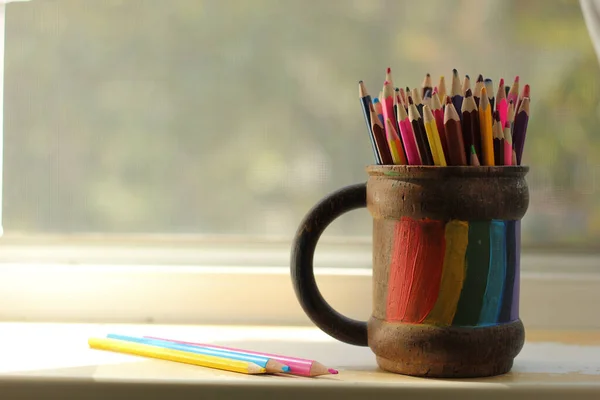 Photo Colored Pencils Wooden Mug Stands Windowsill — Stock Photo, Image