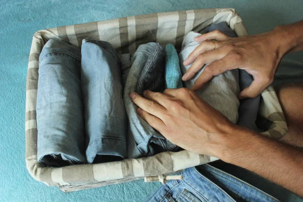 Gardırop siparişini getiren adam her şeyi yerine koyar eşyaları kutulara saklar. Dolap düzenlendi. Kapsül dolabı. Bahar temizliği.