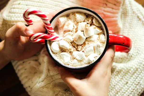 居心地の良い赤いマグカップを保持子供 熱い飲み物の男の子 コーヒーまたはココア 新年のコンセプト 快適さと暖かさ — ストック写真
