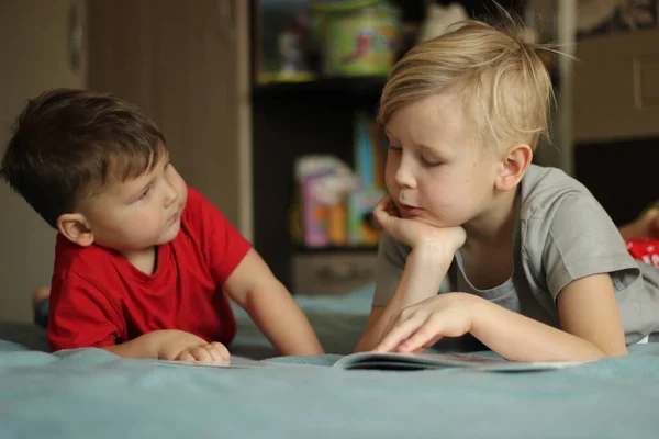 Boys Lying Bed Book Child Reading — Stockfoto