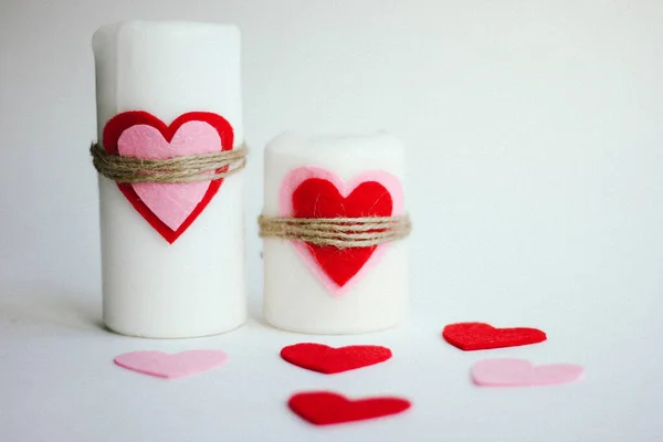 Beyaz ahşap arka planda dekorasyon mumları