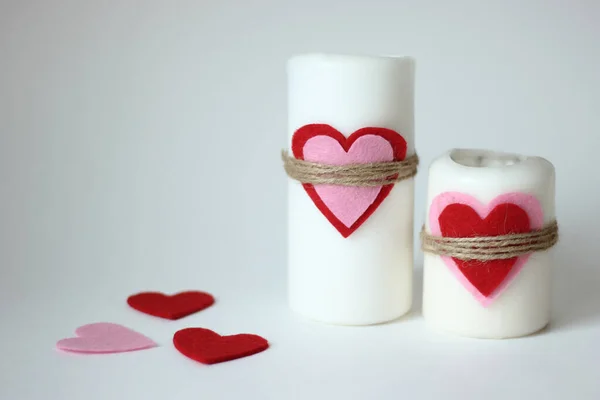 Beyaz ahşap arka planda dekorasyon mumları