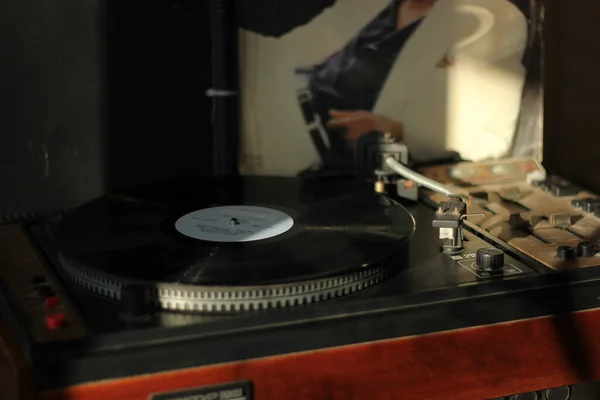 Retro turntable müzik oynatıcısı. Turntable iğnesi vinil kayıtta. Klasik ses sistemiyle yüksek kaliteli müzik dinleyin..