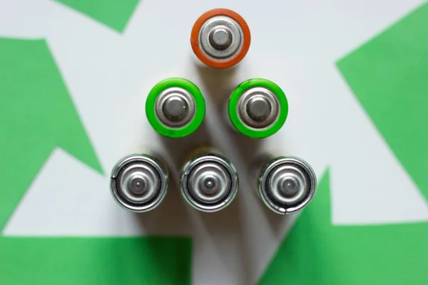 Kullanılmış AA ve çevreye zararlı maddelerin uygun şekilde bertaraf edilmesi ve mavi arka planda toprak bataryaları. Zararlı maddelerin işlenmesi ve ekolojik maddelerin geri dönüşümü konsepti