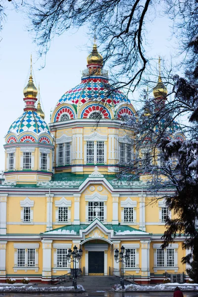 Yükseliş Katedrali. Kış ormanlarındaki Ortodoks Kilisesi. Tapınağın yanında kar.