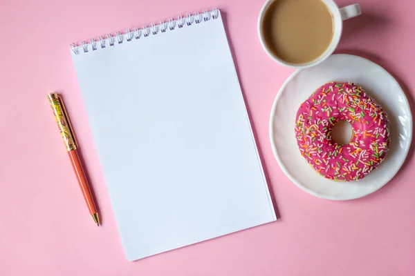 Fikir mesajı, liste ve ilham için not defteri. Üst manzara, fotokopi alanı olan düz bir yer. Tasarımın için bir model.