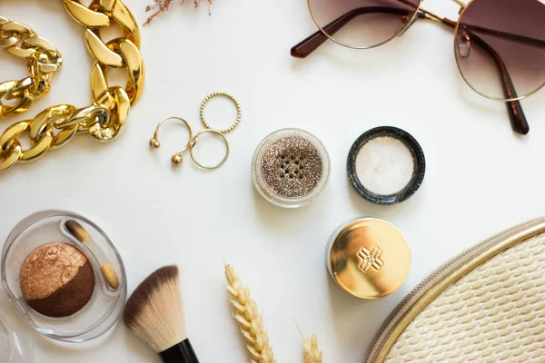 Kahverengi eşarp nokta deseni. Altın rengi kompozisyon. Düz yatış, üst görünüm.