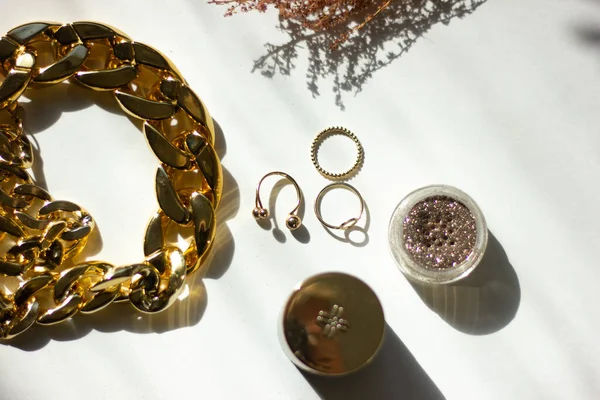 Kahverengi eşarp nokta deseni. Altın rengi kompozisyon. Düz yatış, üst görünüm.