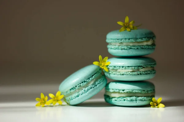 Macarons Franceses Azuis Saborosos Com Pequenas Flores Fundo Madeira Branco — Fotografia de Stock