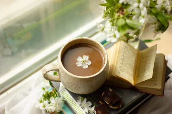 Biblia Abierta Con Una Taza Café Mesa Madera Cerca Ventana — Foto de Stock