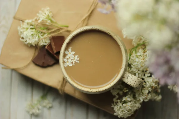Cup Chamomile Tea Porcelain Cup Bouquet Lilac Liliac Wooden Table — Foto de Stock