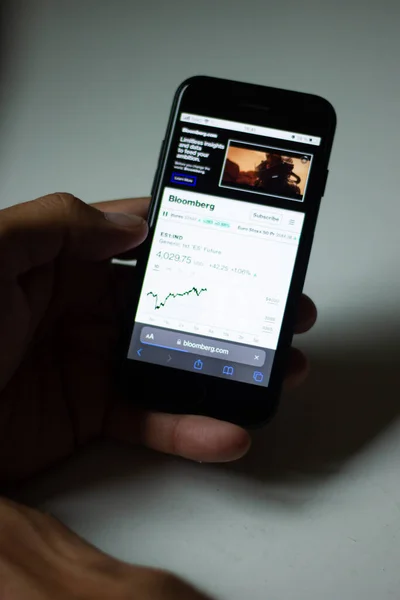 男性分析师手握触摸屏装置智能手机 运用科技类电子商务技术 运用图表和数字技术 对股票市场进行近距离观察 — 图库照片